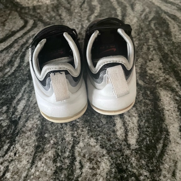 Air Max - Picture 2 of 4